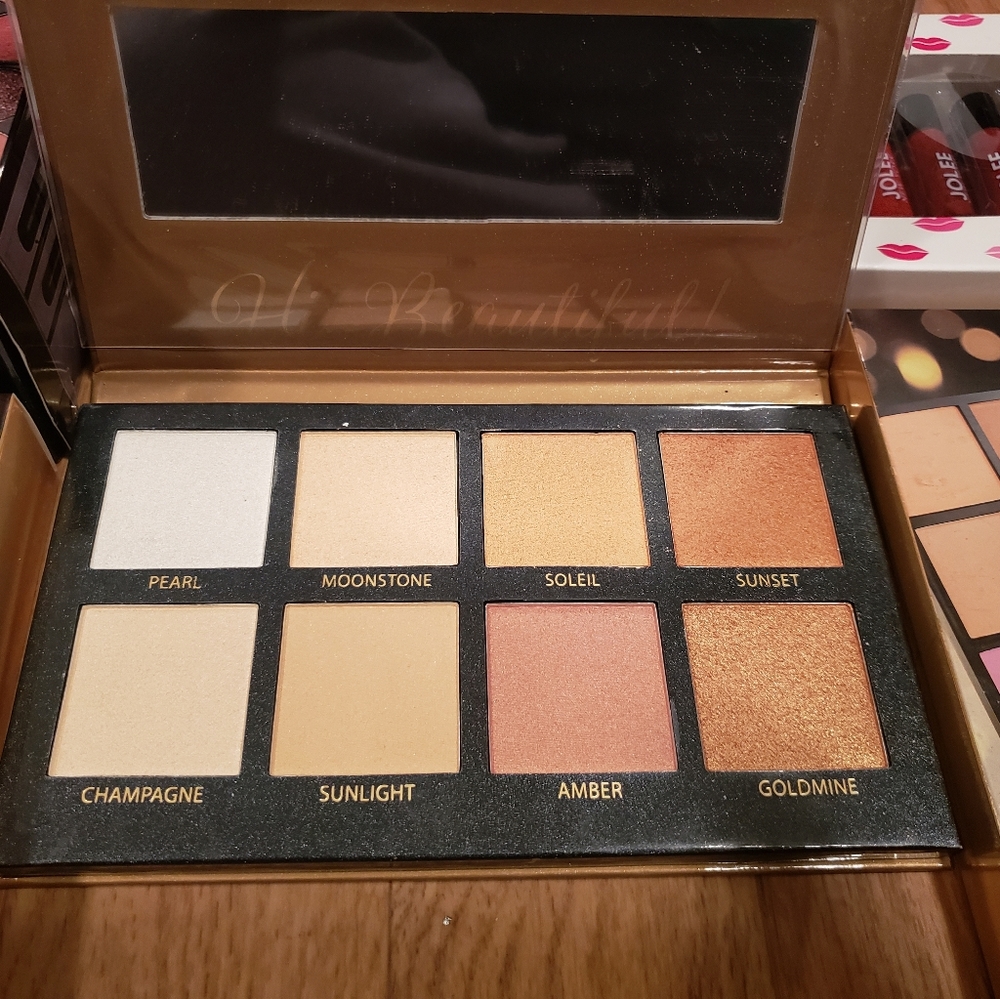 A 125$ new makeup bundle never used for just 90$
